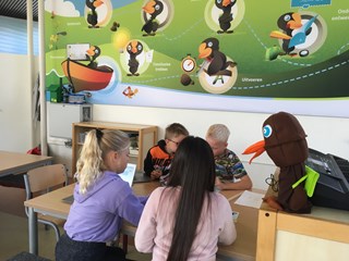 Mascotte De Meerkoet, Koet kijkt mee