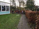 Team Duurzaamheid tuin gereedmaken De Meerkoet 2